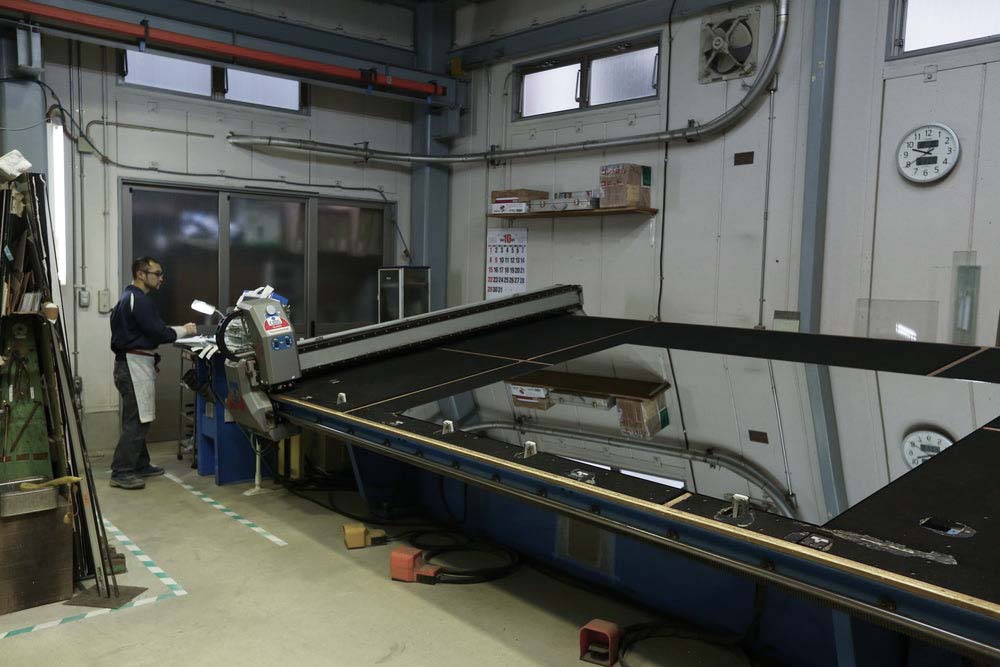 ガラス切断機を使用しているところ