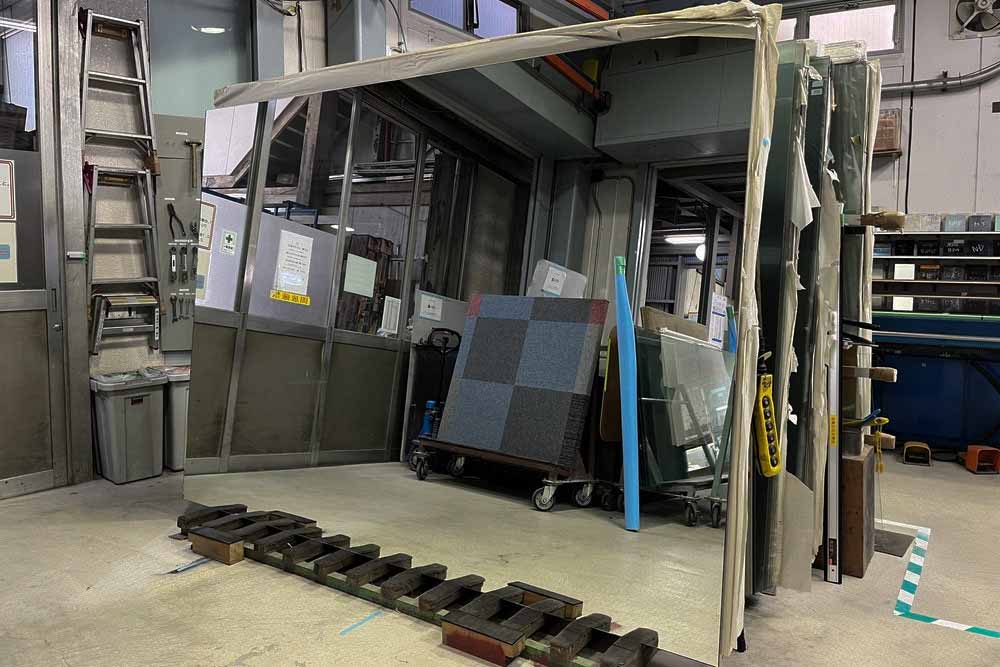 大きいミラーが置いてある工場